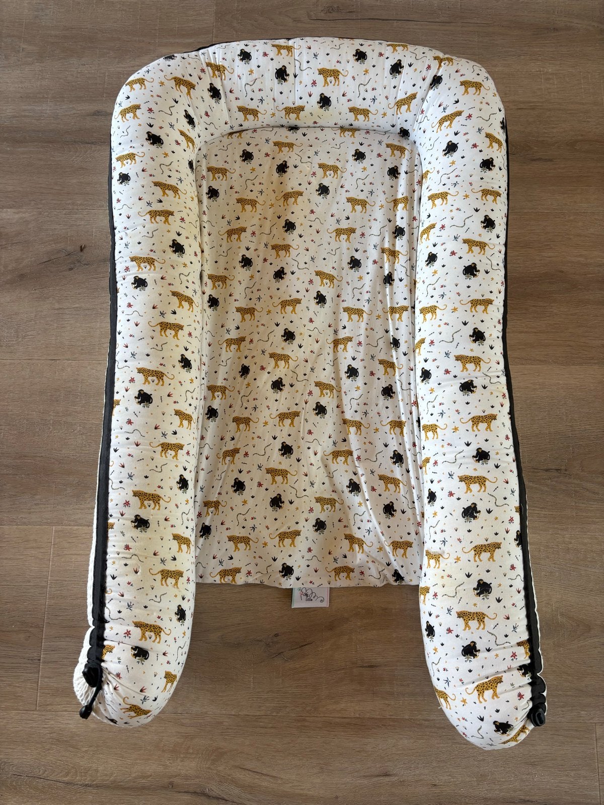 Miss Little babynestje met luipaard- & aapjes print, Ophalen of Verzenden, Zo goed als nieuw