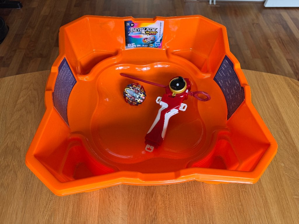 Beyblade arena met 1 beyblade en 1 launcher, Ophalen, Gebruikt, Jongen of Meisje
