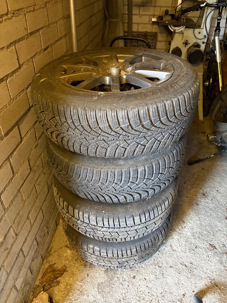 4 winterbanden 205/60 R16 op velgen + bandenstandaard, Ophalen, Gebruikt, 16 inch, Banden en Velgen