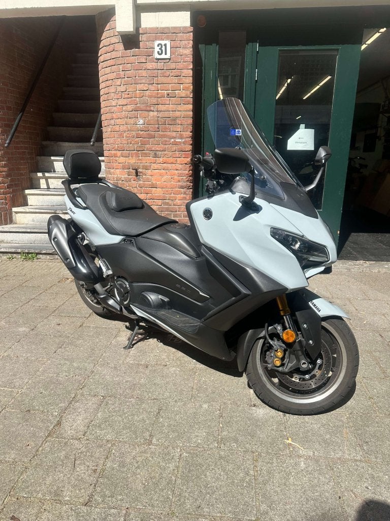 Yamaha TMAX Tech Max 2025 (april)  4.673 km Achterdrager, Niet ingevuld, Occasion, Bedrijf, Handvatverwarming