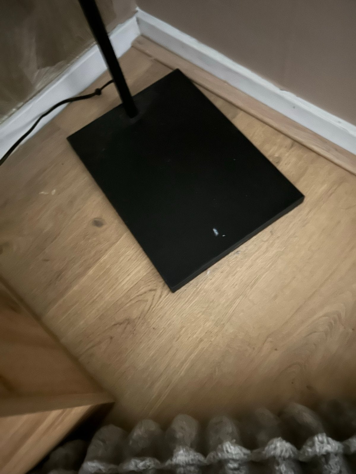 Moderne Staande Lamp met Koperkleurige Bol, Huis en Inrichting, Lampen | Vloerlampen, Zo goed als nieuw, Metaal, 150 tot 200 cm