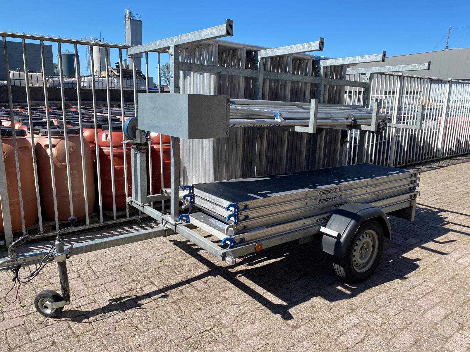 Steiger 12 mtr werkhoogte + aanhanger, Doe-het-zelf en Verbouw, Steigers, Ophalen, Gebruikt, 5 meter of hoger