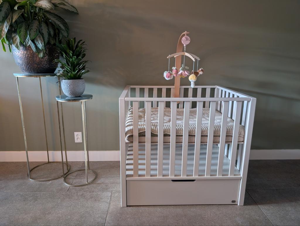 TWF Box Sam met lade clay + 2x Boxkleed (Koeka) + Matras, Kinderen en Baby's, Boxen, Zo goed als nieuw, Rechthoekig, In hoogte verstelbaar