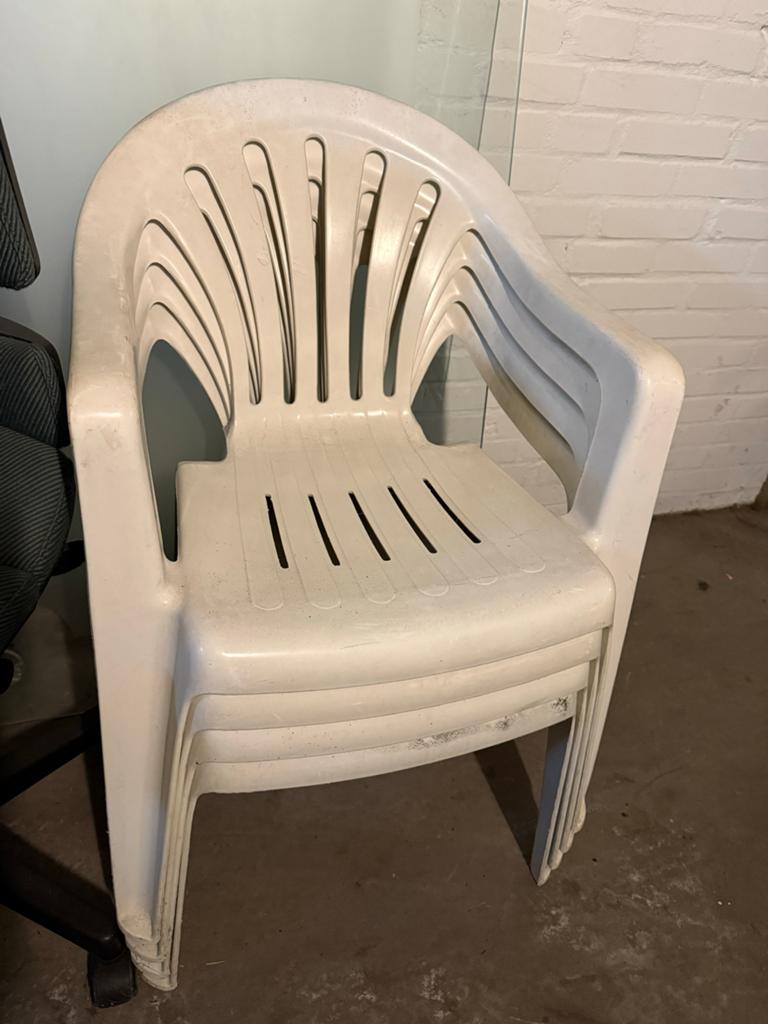 4 stapelbare kunststof tuinstoelen, Ophalen, Gebruikt, Kunststof, Stapelbaar