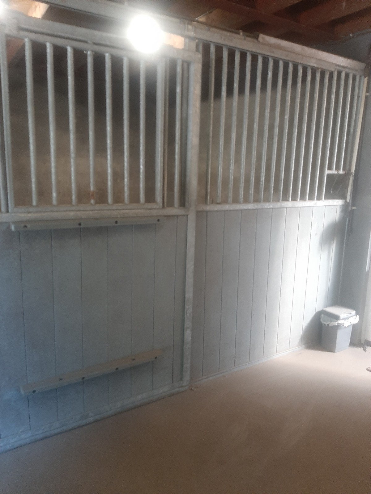 4x voorschot stal met schuifdeur , 1x raam, 2x loopdeur, Dieren en Toebehoren