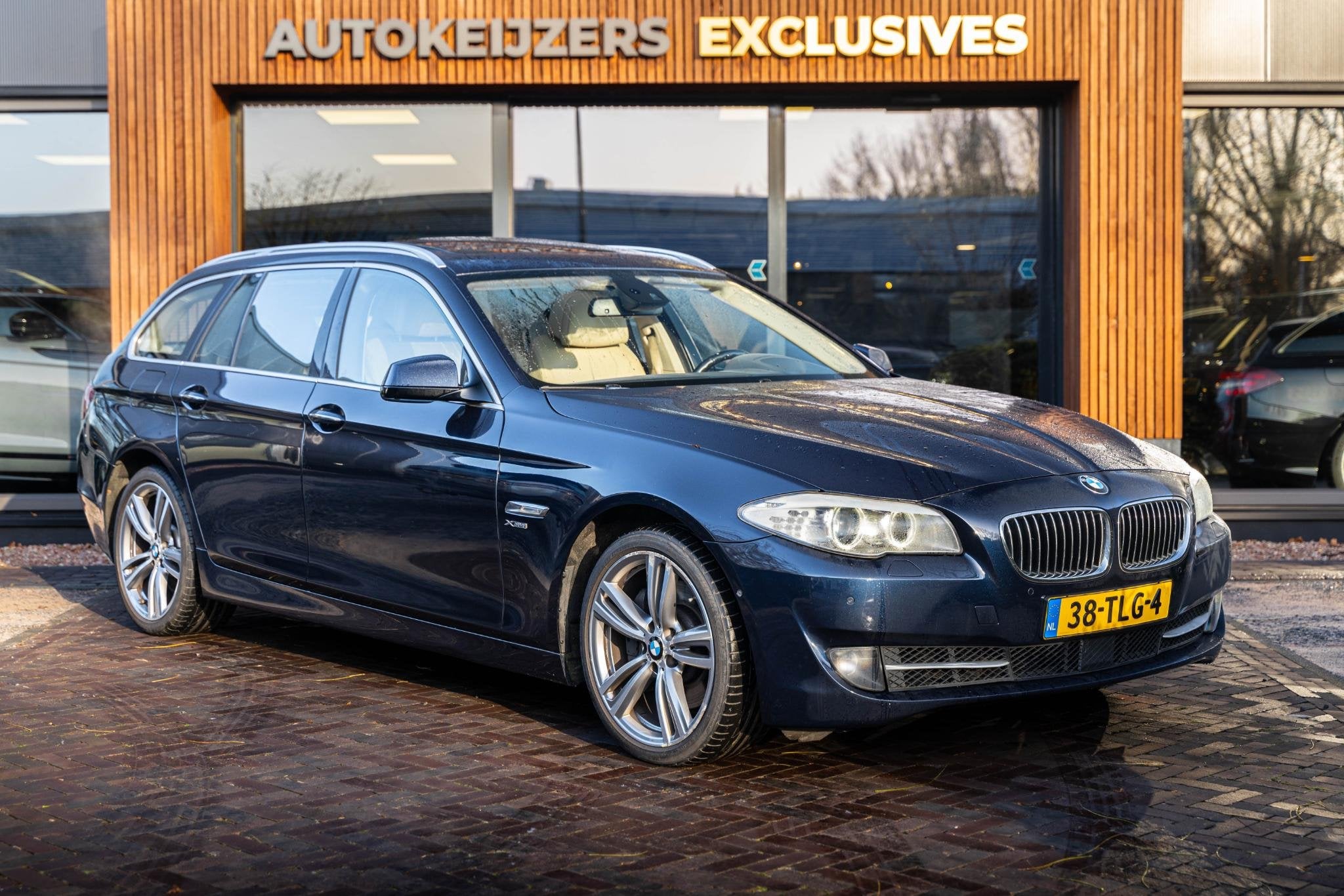 BMW 5-serie Touring 528xi High Executive Panoramadak Leer, Gebruikt, Beige, 4 cilinders, 2000 kg