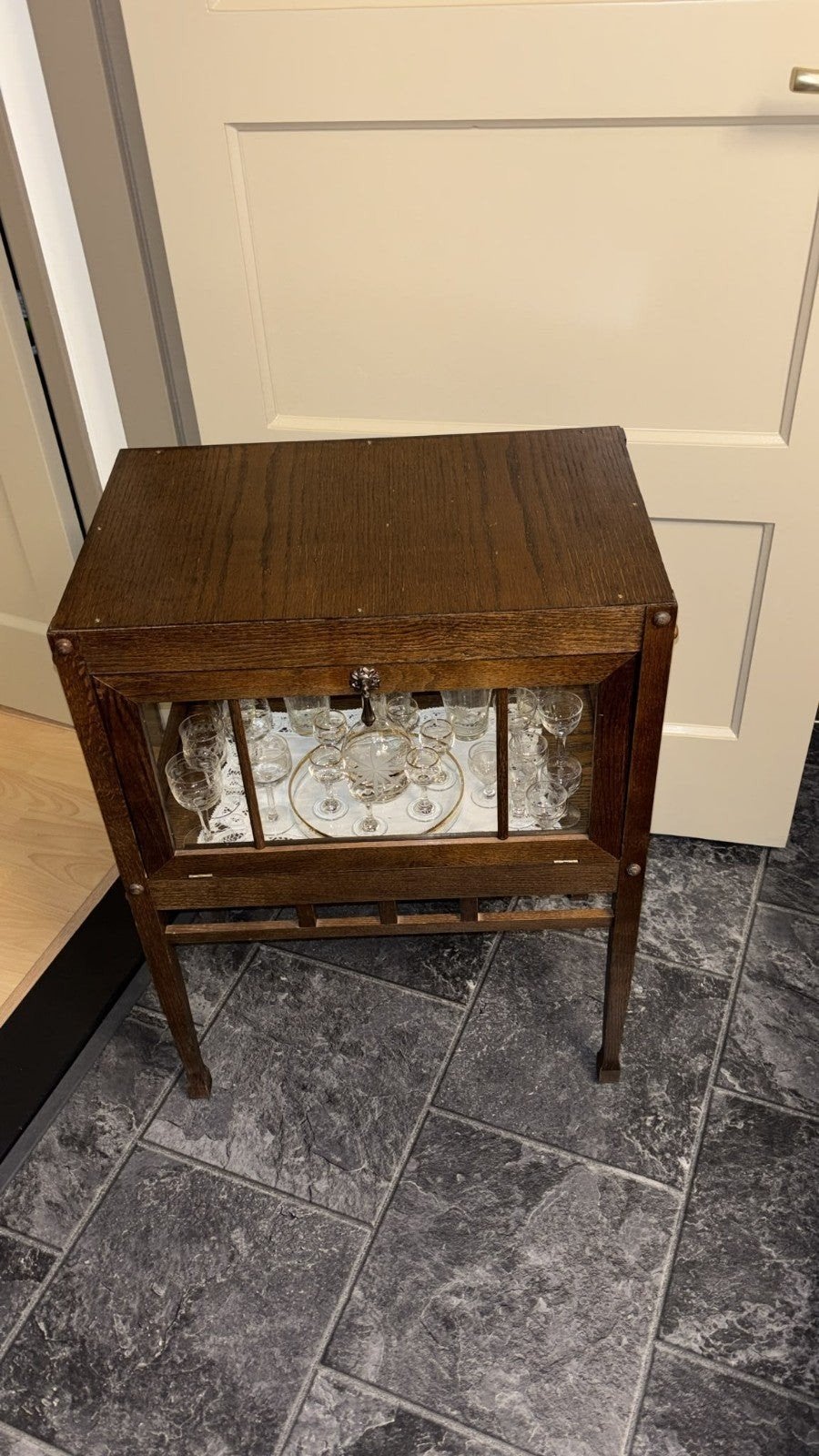 Theekastje met antieke glaasjes, Ophalen