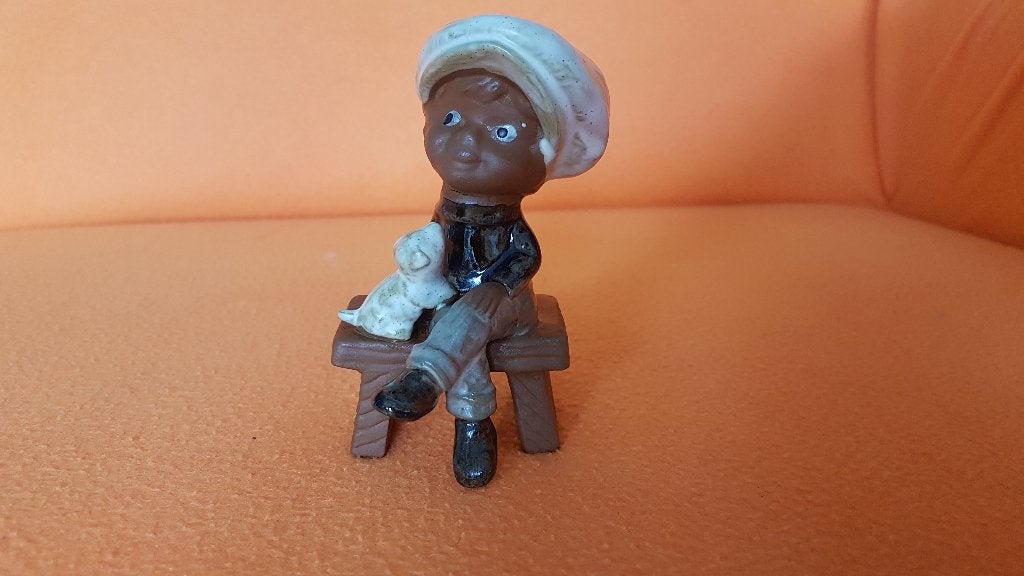 Beeldje jongen met hondje op bank, Verzamelen, Beelden en Beeldjes, Ophalen of Verzenden, Zo goed als nieuw, Mens