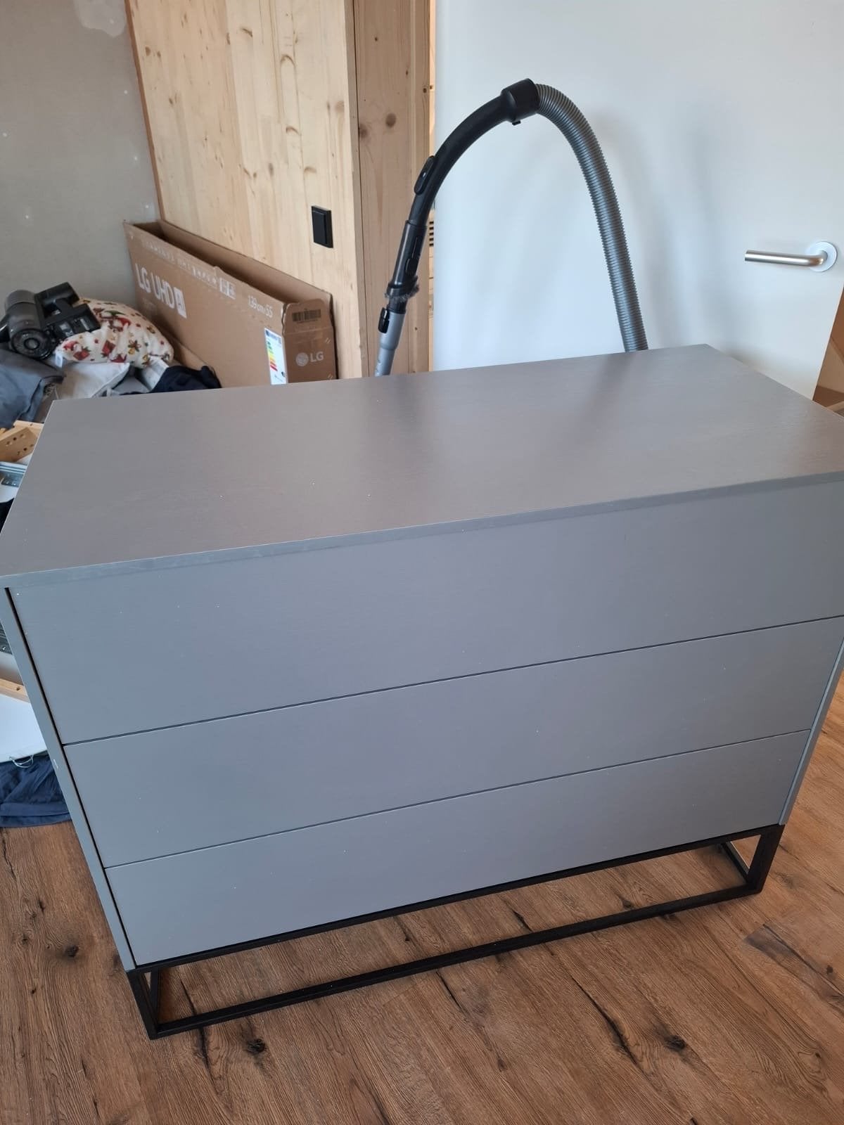 Grijze ladekast met 3 laden en metalen onderstel, Ophalen, Gebruikt, 50 tot 100 cm, 3 of 4 laden
