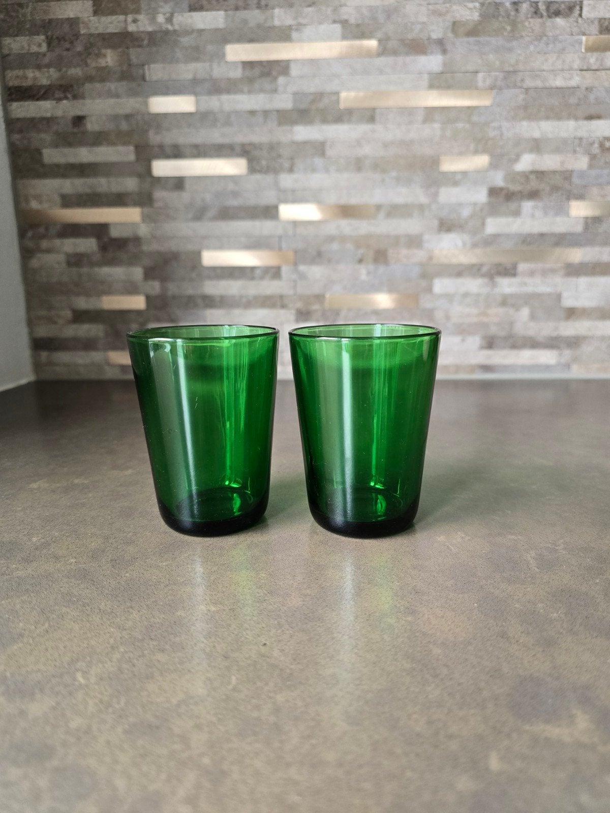Set van 2 vintage groene glazen van Vereco France., Glas of Glazen, Gebruikt, Ophalen of Verzenden, Glas