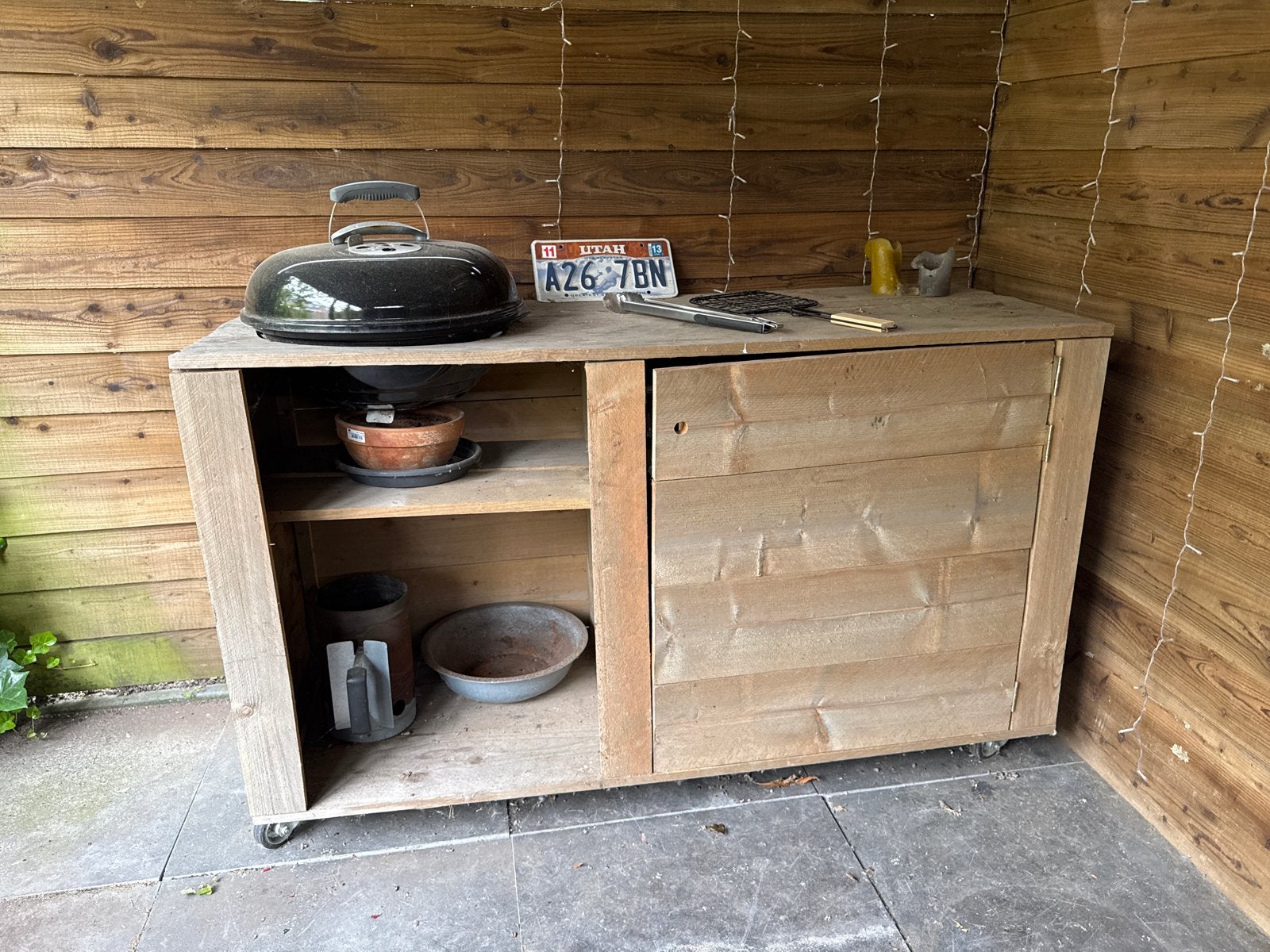 Buitenkeuken met Weber barbecue, Ophalen, Gebruikt, Houtskool, Vrijstaand