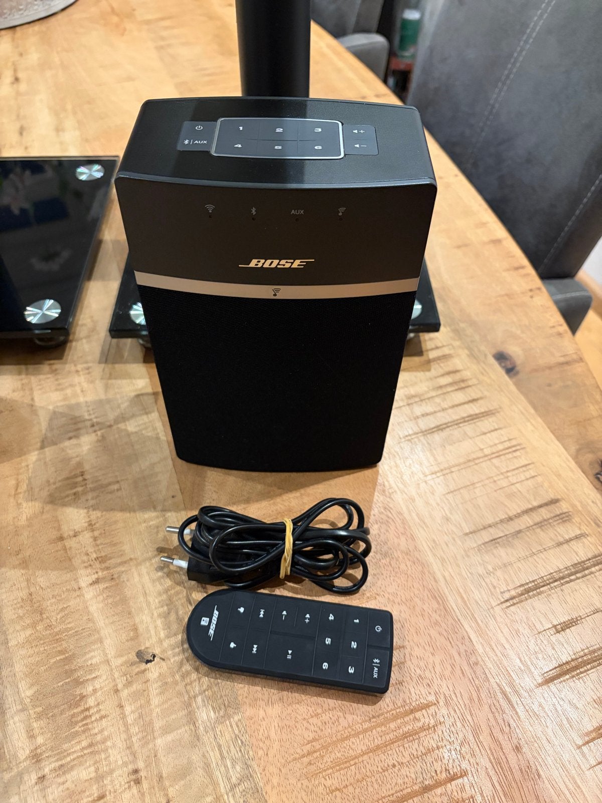 2 z Bose SoundTouch 10 draadloze speakerset met stands, Ophalen, Stereo speakers, Gebruikt, Afstandsbediening