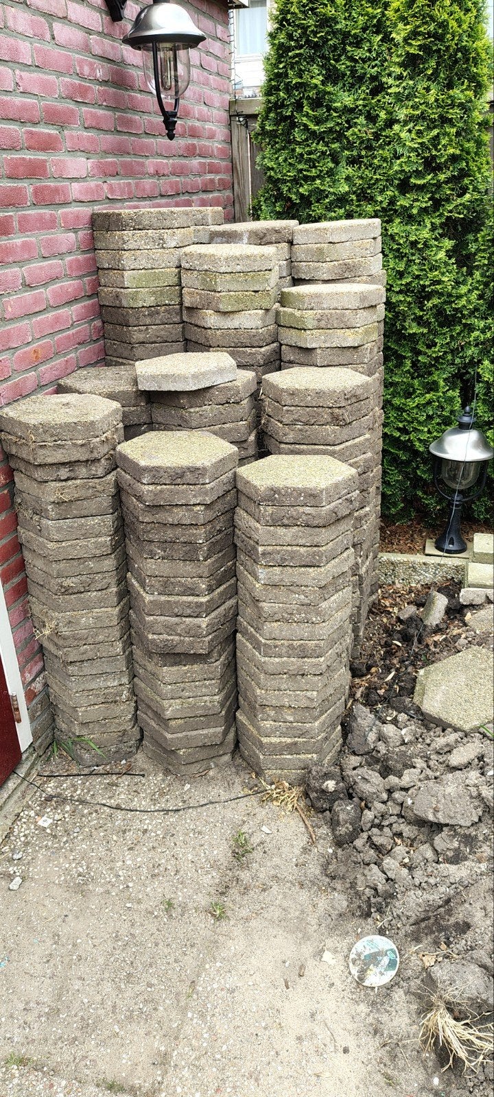 Gratis 6 hoekige tegels, Ophalen, Gebruikt, Beton, Terrastegels