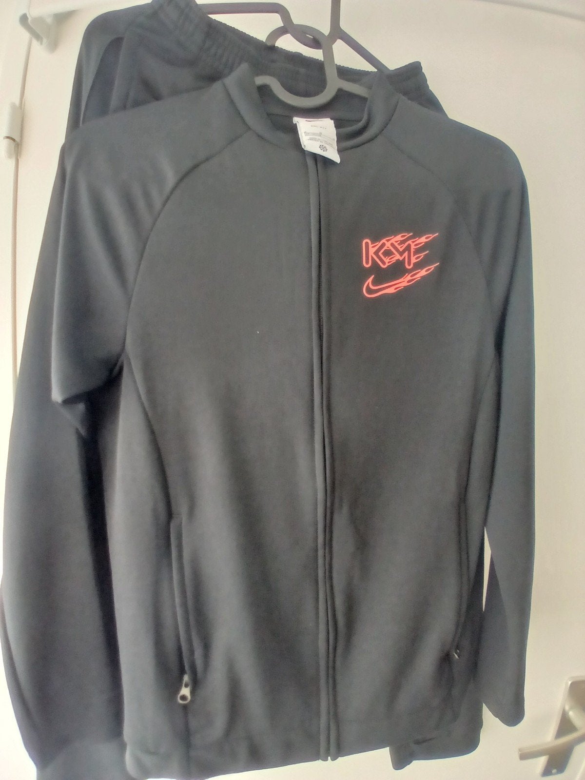 Nieuw Zwart Sport Trainingspak met Rode Details, Onbekend, Maat 48/50 (M), Zwart, Nieuw