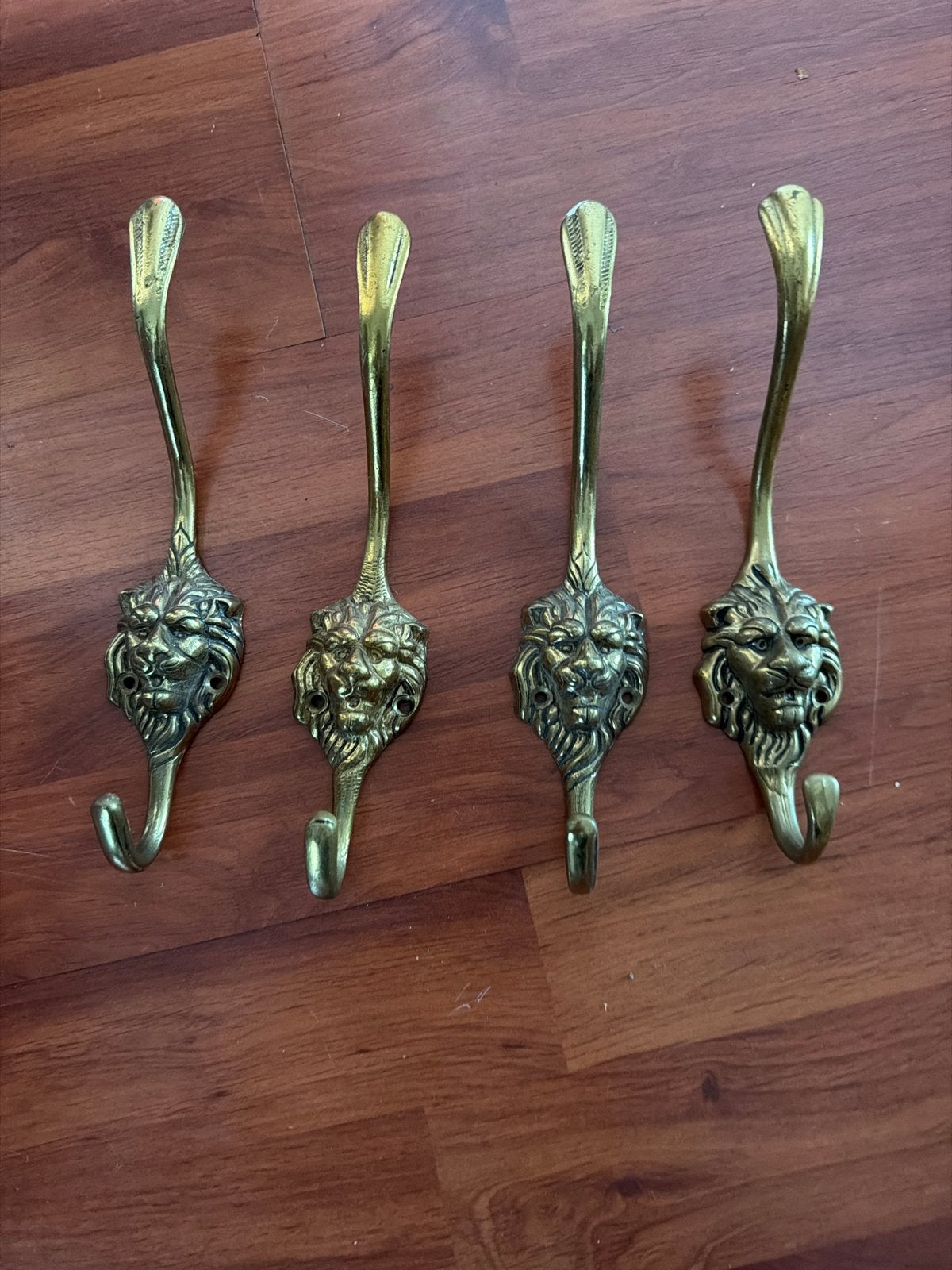 Set van 4 vintage messing leeuwenkop kapstokhaken, Gebruikt, Wandhaken, Ophalen of Verzenden, Minder dan 100 cm