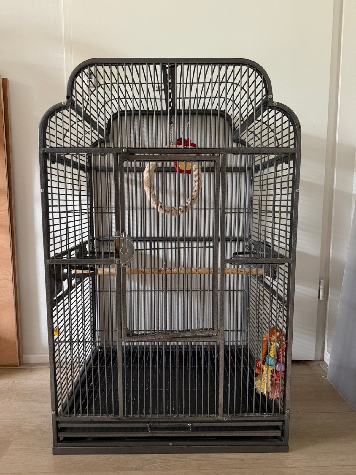 Ruime nette vogelkooi (klein tot middelgrote vogels), Dieren en Toebehoren, Ophalen, Gebruikt, Metaal, Vogelkooi