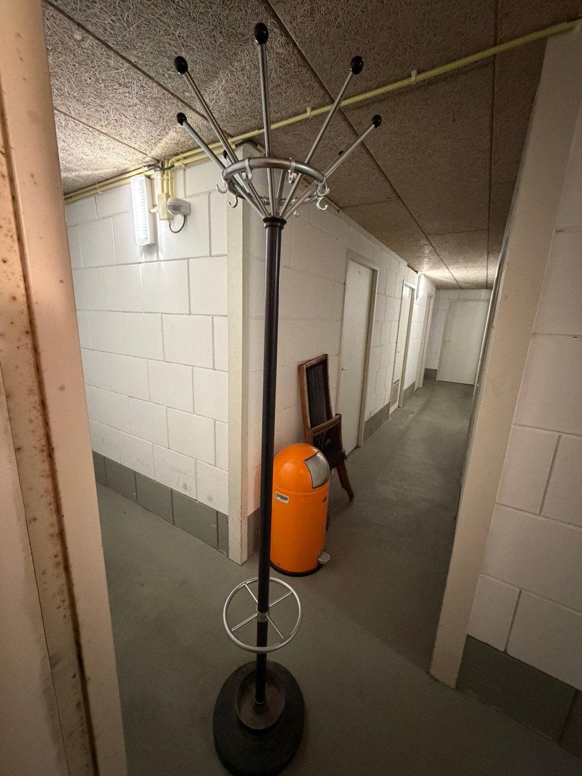 Gispen 1016 staande kapstok met paraplubak, Ophalen, Zo goed als nieuw, Metaal, Staande kapstok
