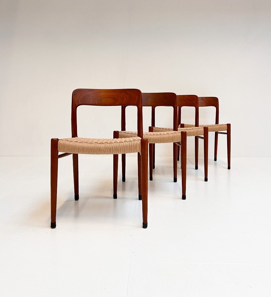 Gereviseerde set van 4 model 75 stoelen van Niels Møller, Huis en Inrichting, Gebruikt, Bruin, Design, Ophalen of Verzenden