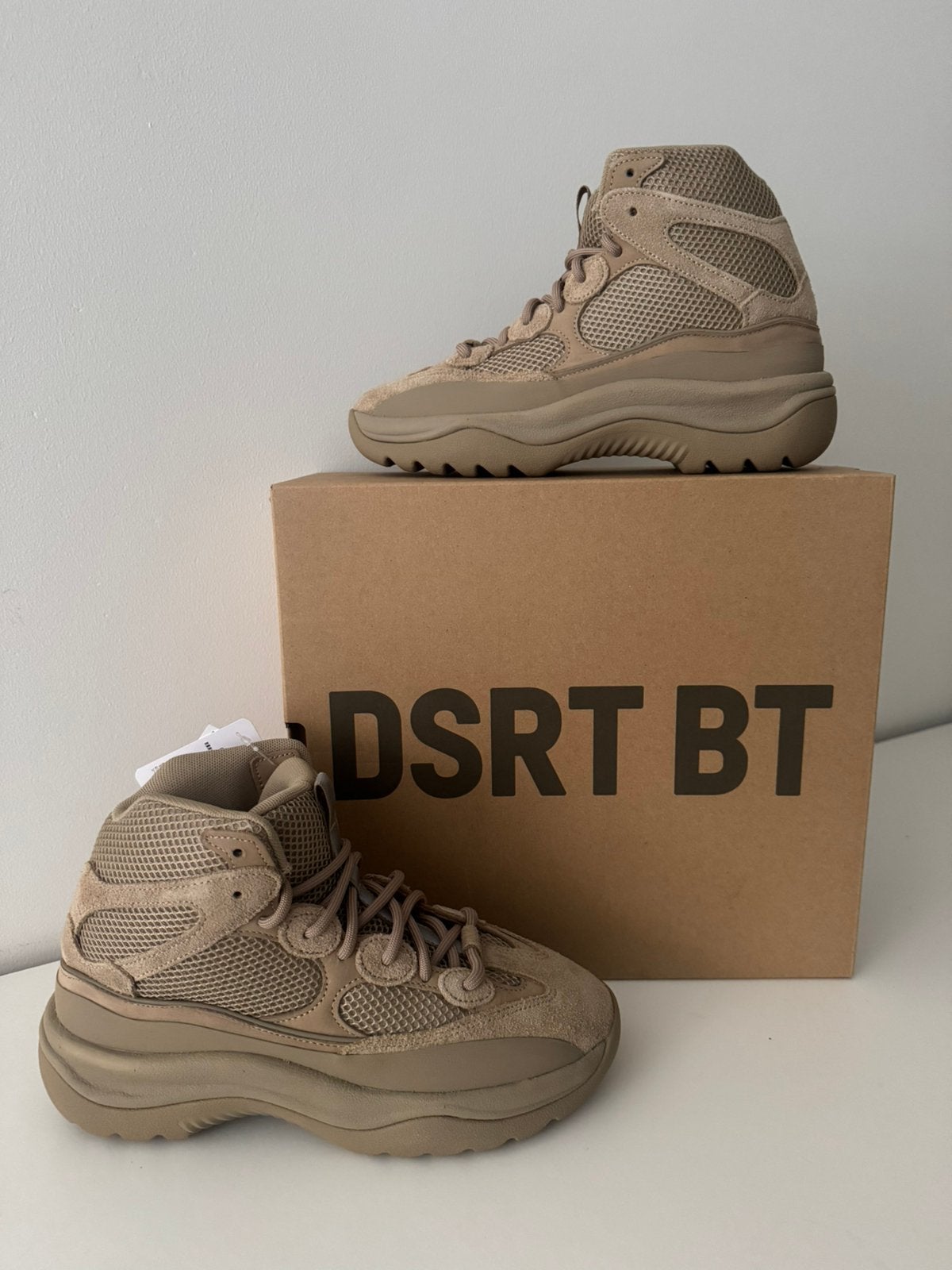 NIEUW Adidas Yeezy Desert Boot - 40 2/3, Kleding | Dames, Beige, Overige typen, Nieuw, Ophalen of Verzenden