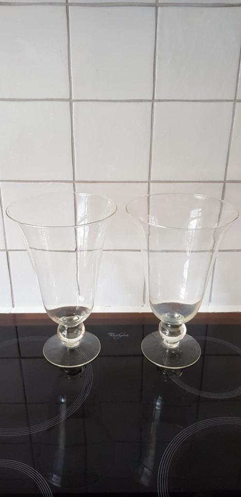 2 glazen stolpen op voet, Ophalen of Verzenden, Zo goed als nieuw