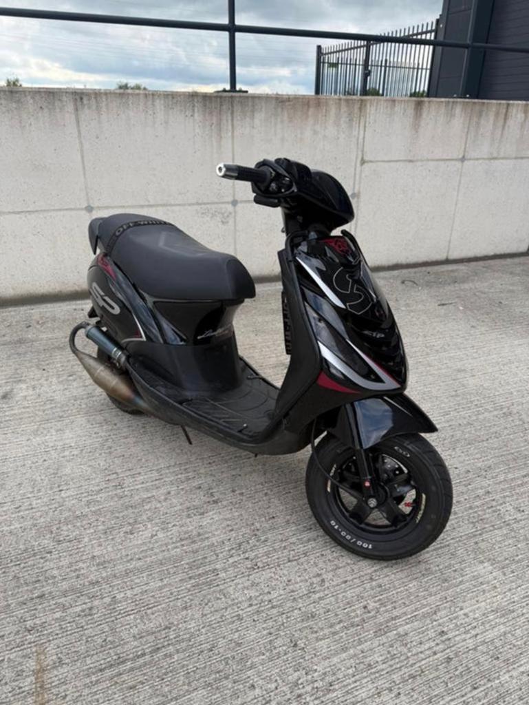 Piaggio zip 2takt 70cc 2009, Fietsen en Brommers, Scooters | Piaggio, Ophalen, Zo goed als nieuw, Benzine, Zip