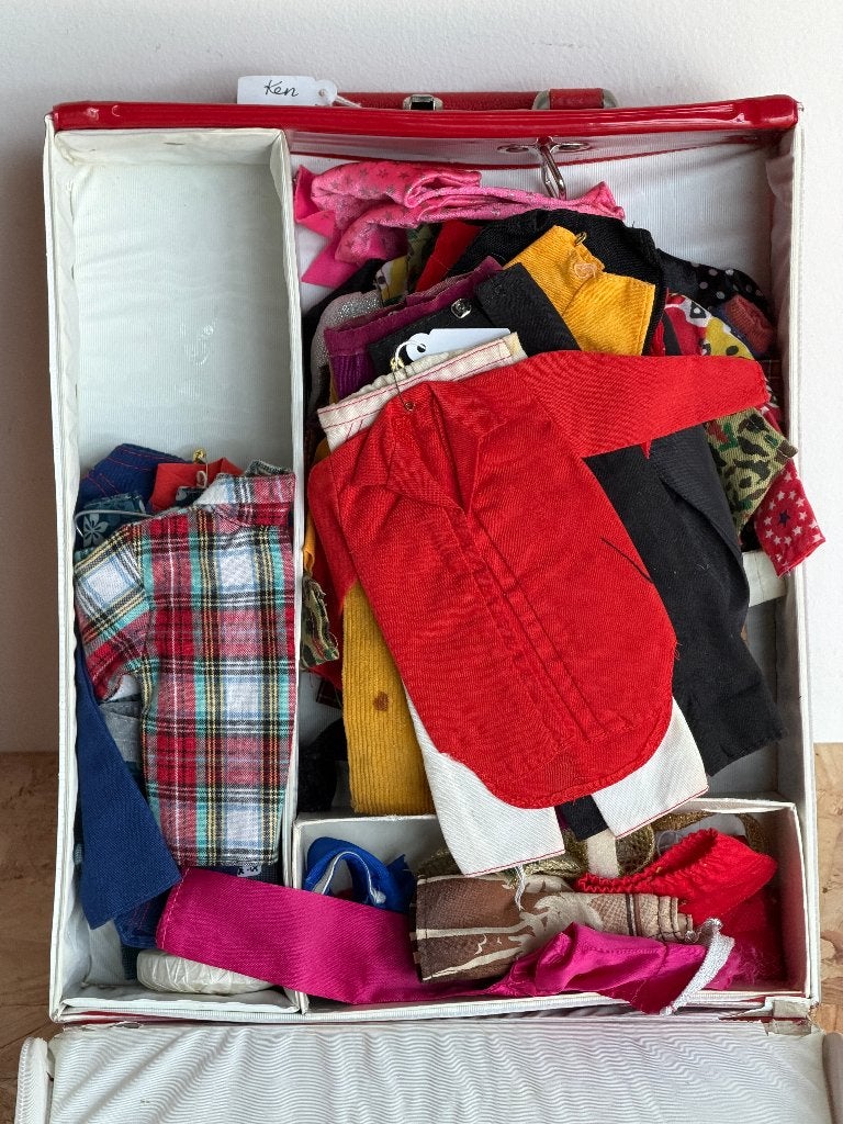Vintage Mattel Ken Kleding Outfits met Koffer Jaren 60, Ophalen of Verzenden, Gebruikt, Kleertjes
