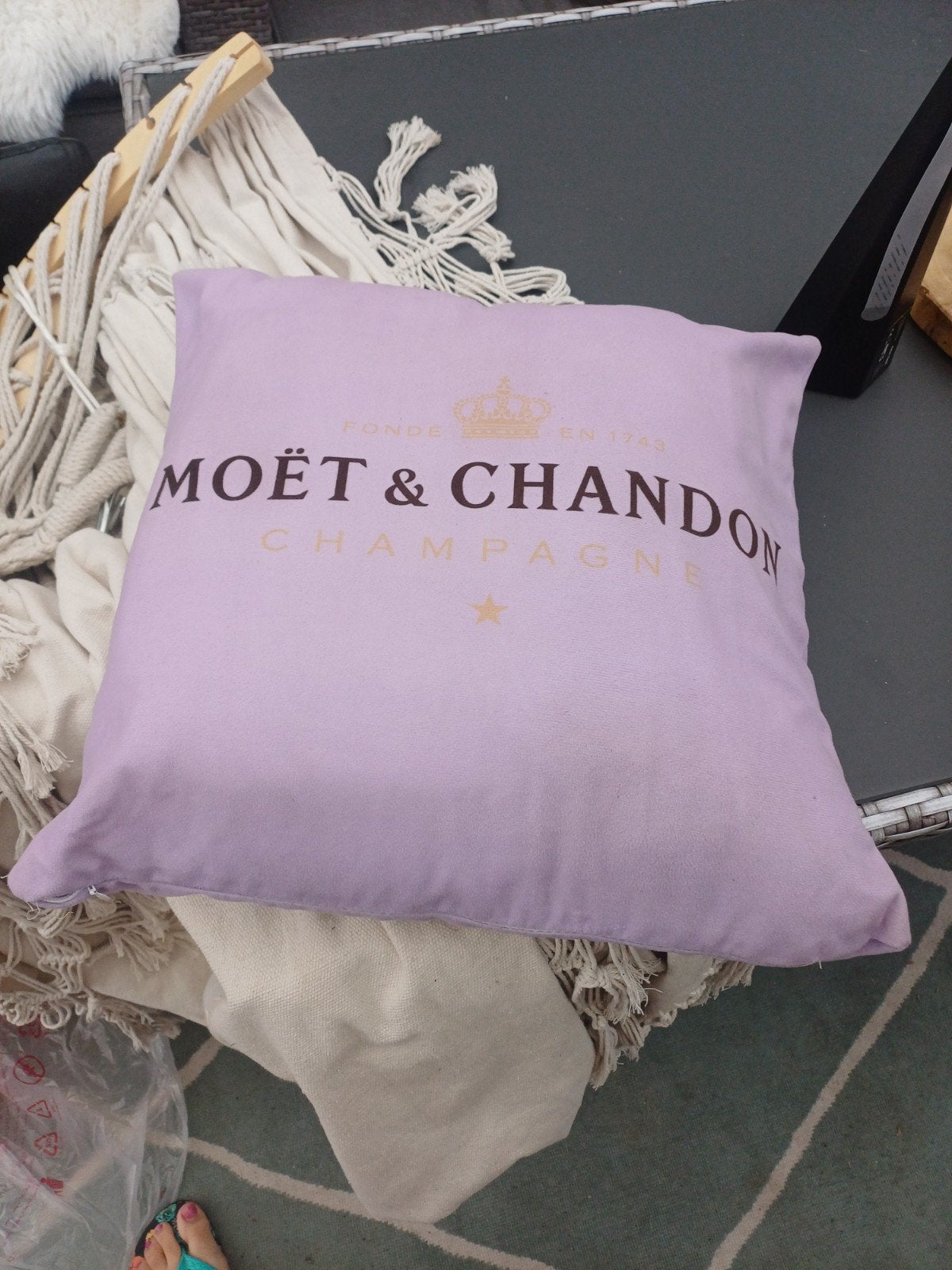 2 Moët & Chandon Sierkussen - Lila met Gouden Opdruk, Overige merken, Gebruikt, Met print, Paars