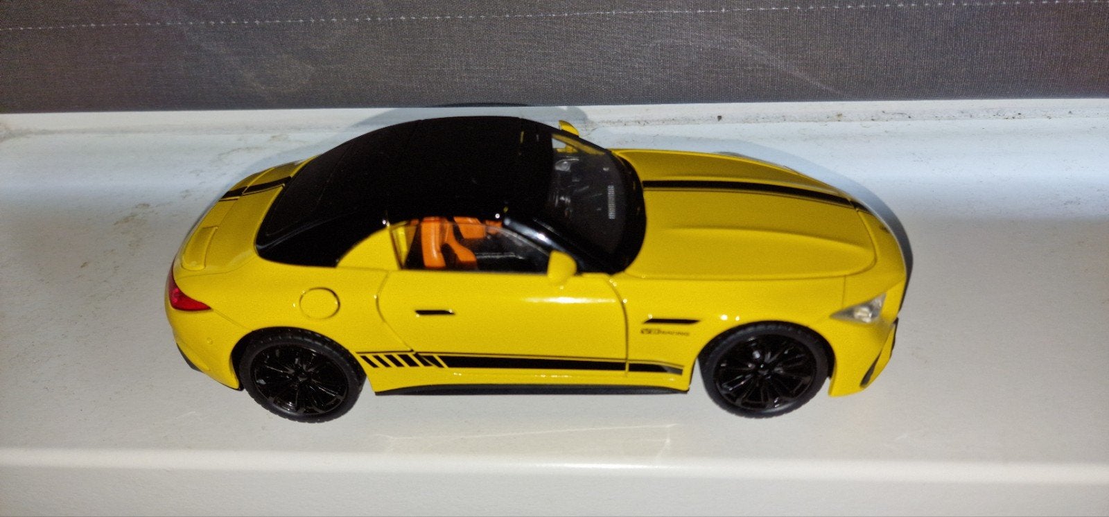Mercedes SL geel/zwart & werkende verlichting & open dak!!, Hobby en Vrije tijd, Modelauto's | 1:24, Ophalen of Verzenden, Gebruikt