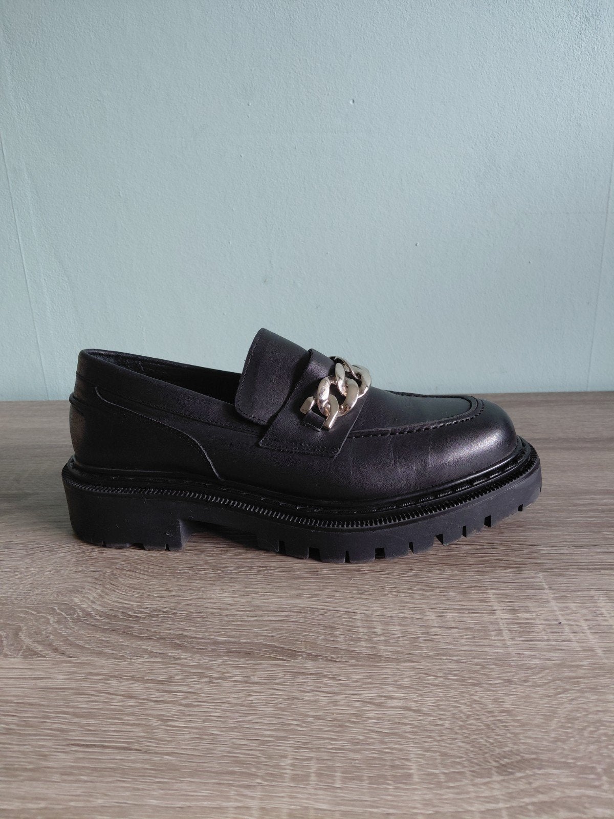 Sacha zwarte loafers met kettingdetail - Maat 39, Ophalen of Verzenden, Gedragen, Zwart, Instappers
