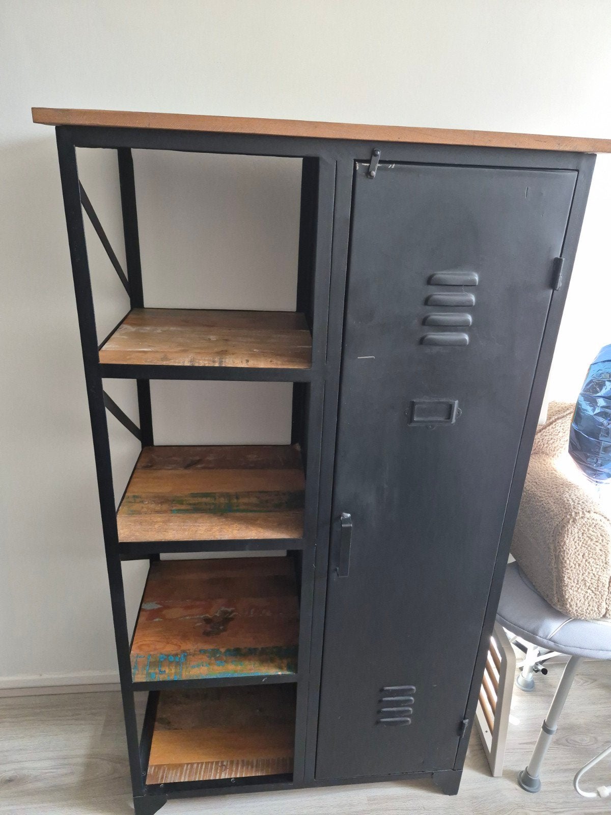 Zwarte lockerkast met mangohout, Ophalen, Gebruikt
