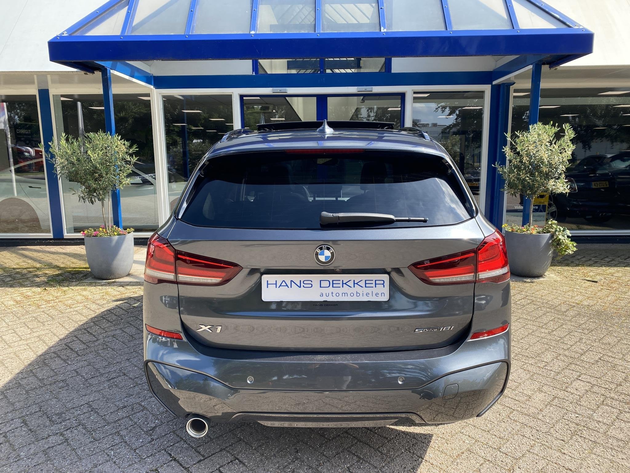 BMW X1 sDrive18i High Executive M-Pakket / Pano / Stoelverwa, Auto's, BMW, Gebruikt, Alcantara, 19 km/l, 3 cilinders