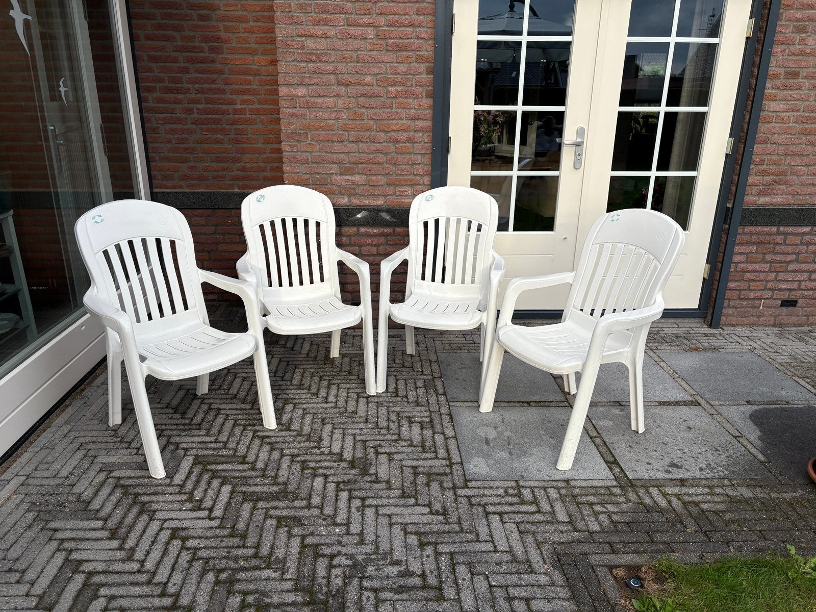 4 kunststof tuinstoelen, Tuin en Terras, Ophalen, Gebruikt, Kunststof, Stapelbaar