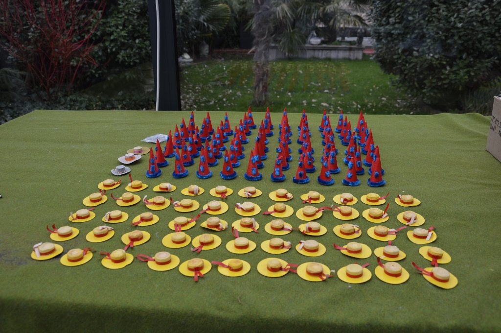 Oud decoratie materiaal: 115 hoedjes 57 feesthoedjes karton, Ophalen of Verzenden