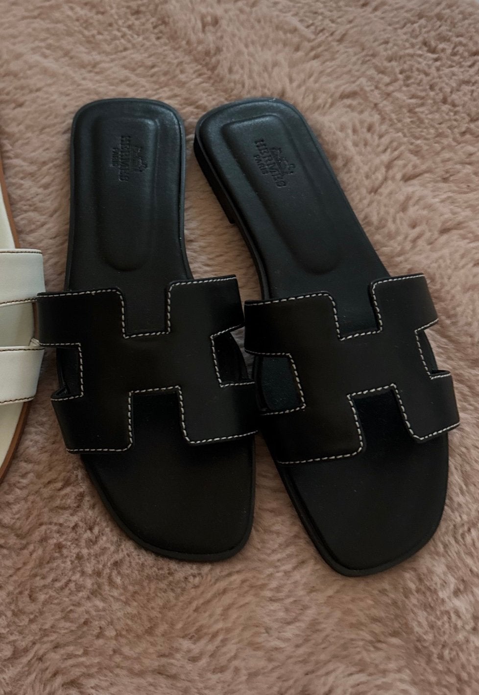 Hermes oran slippers 39, Ophalen of Verzenden, Zo goed als nieuw, Zwart