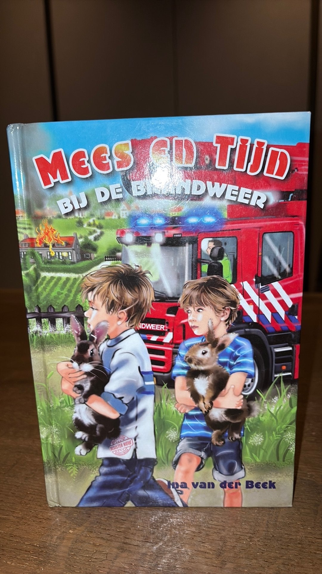 Ina van der Beek - Mees en Tijn bij de brandweer, Boeken, Fictie algemeen, Ophalen of Verzenden, Zo goed als nieuw, Ina van der Beek