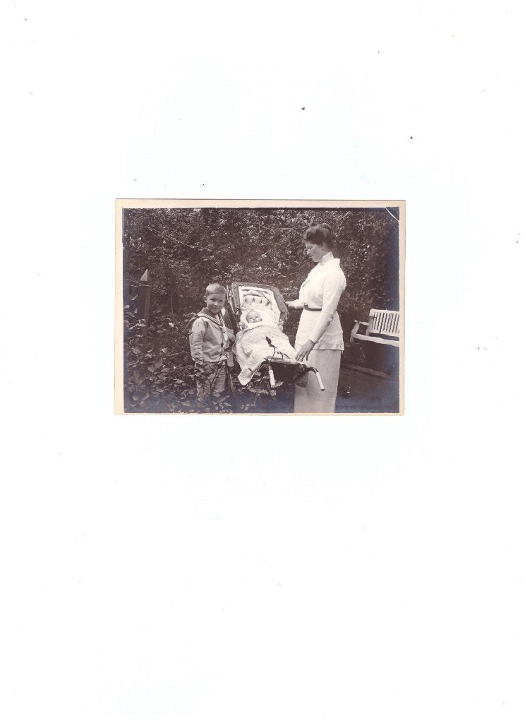 Moeder met baby in kinderwagen, 1915, Verzenden, Foto, Zo goed als nieuw, Voor 1940