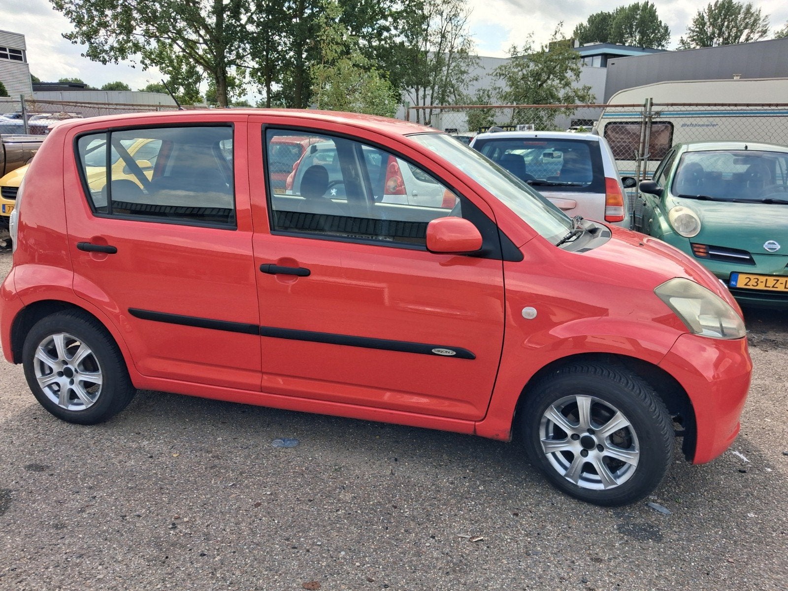 Daihatsu Sirion 1.3 2005 Rood, Auto's, Voorwielaandrijving, Euro 5, Stof, 4 cilinders
