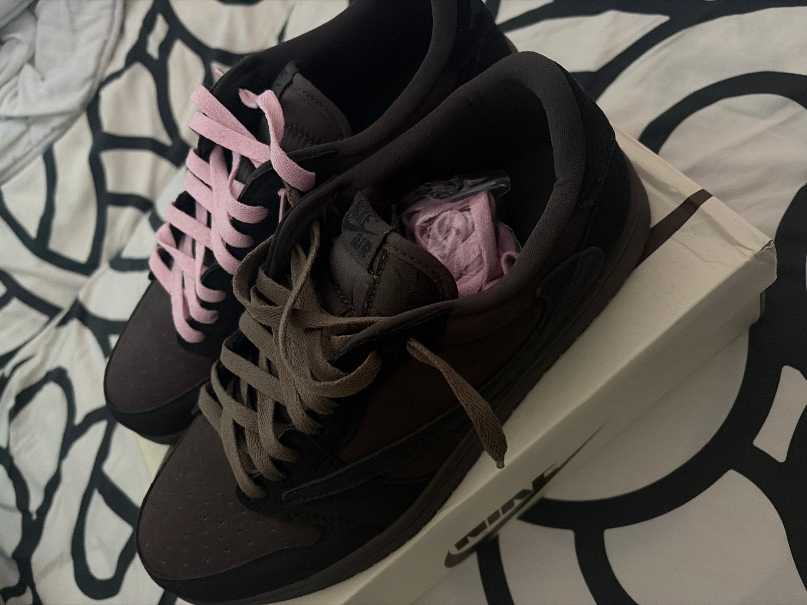 Travis Scott Sneakers - Zo goed als nieuw, Kleding | Heren, Ophalen of Verzenden, Zo goed als nieuw, Bruin, Sneakers of Gympen