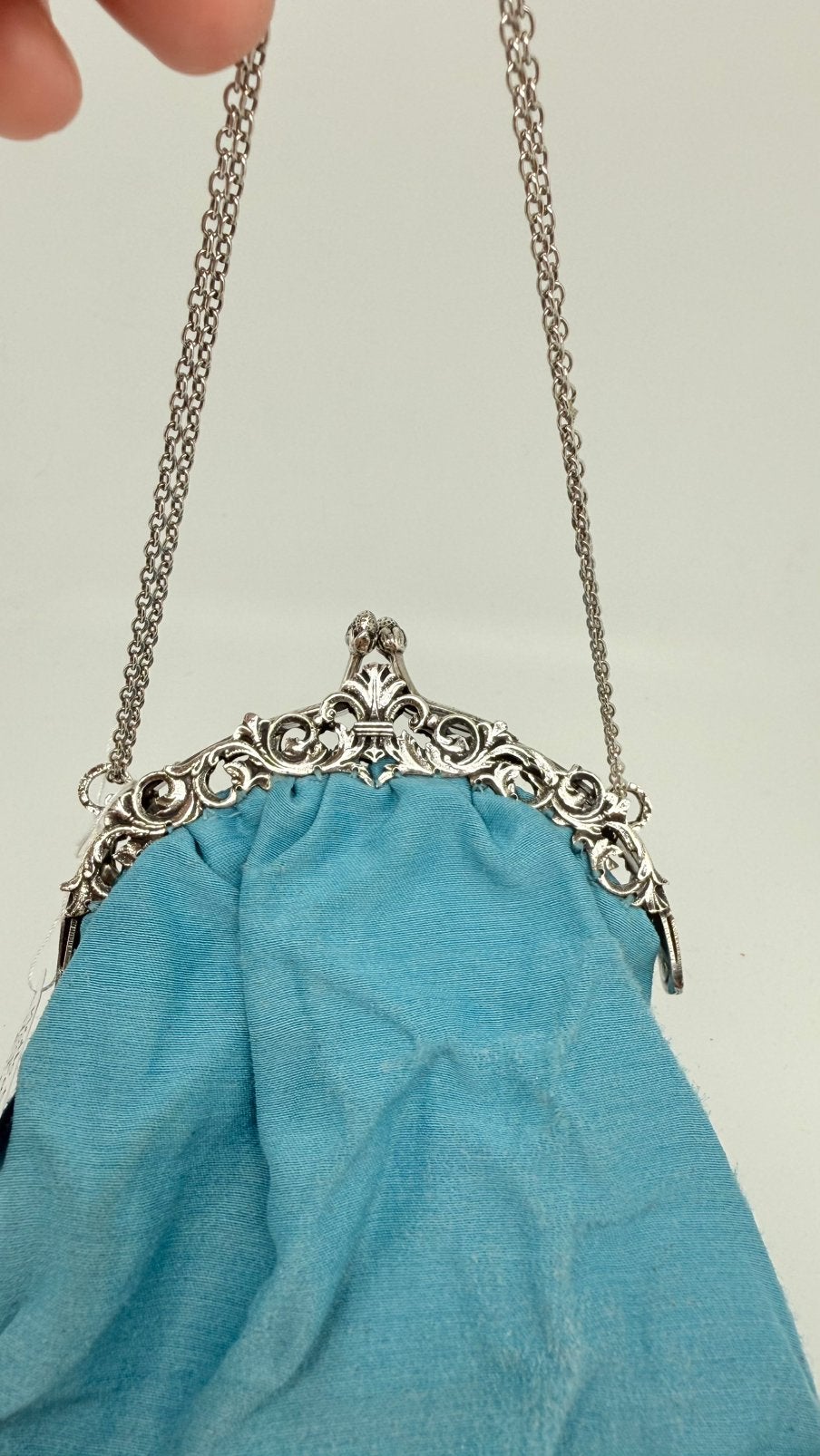 Antiek zwaar zilveren tassenbeugel met een blauw tasje., Verzenden, Zilver
