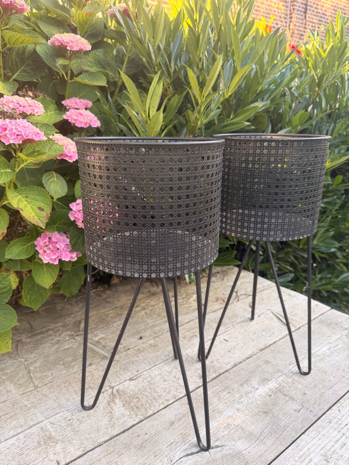 2x Zwarte Bloempothouder op Poten - 50x22x19 cm, Minder dan 60 cm, Rond, Nieuw, Ophalen of Verzenden