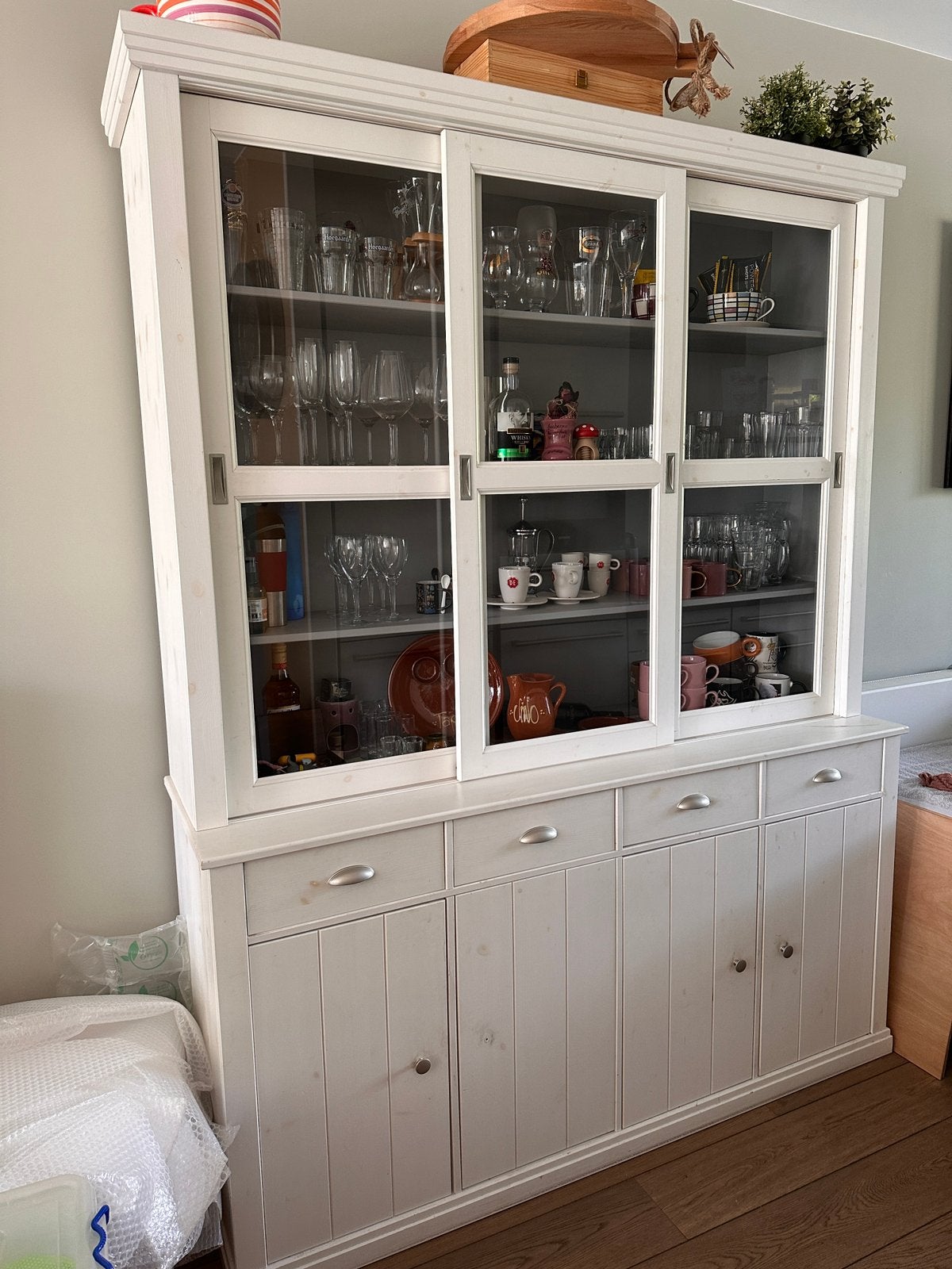 Mooie wit houten servieskast, Huis en Inrichting, Kasten | Buffetkasten, Ophalen, Met deur(en), 200 cm of meer, 150 tot 200 cm