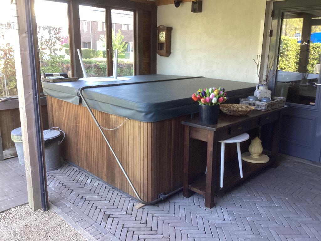 Zeer nette Beachcomber 740 jacuzzi 6 pers., 2 pompen., Ophalen, Gebruikt, Filter, Vast