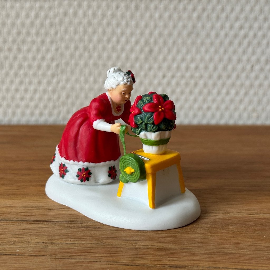 Deparment 56 North Pole Mrs. Claus Perfect Poinsettia, Ophalen of Verzenden, Zo goed als nieuw