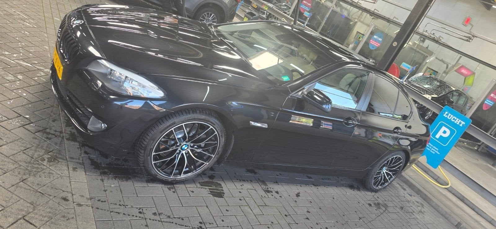 BMW 5-Serie 3.0 I 523 AUT 2010 Zwart, Auto's, Euro 5, Achterwielaandrijving, Beige, 2000 kg