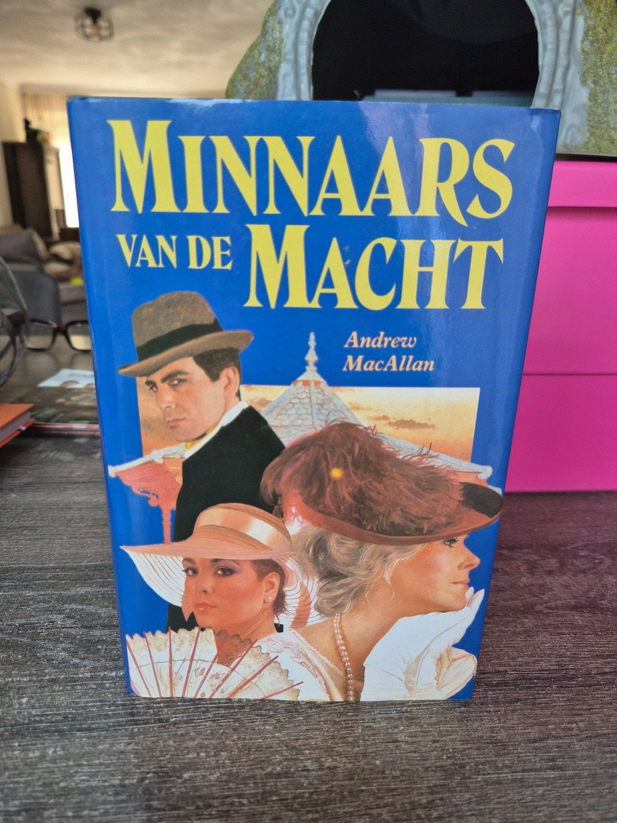 Minnaars van de Macht - Andrew MacAllan (Boek), Ophalen of Verzenden, Gelezen, Andrew MacAllan, Nederland