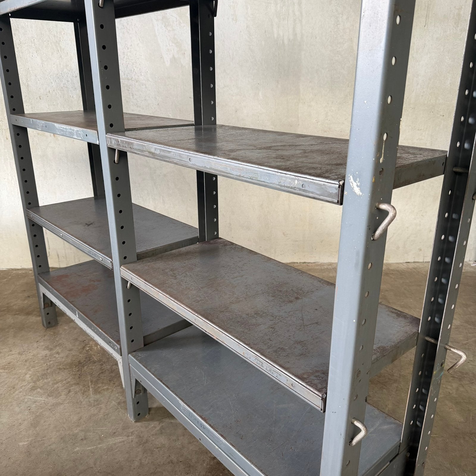 Oude industriële stellingkast, vintage stelling, stalen kast, Ophalen