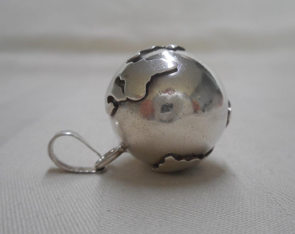 Zilveren grote vintage tingel wereldbol hanger nr.668, Sieraden, Tassen en Uiterlijk, Kettinghangers, Verzenden, Zo goed als nieuw