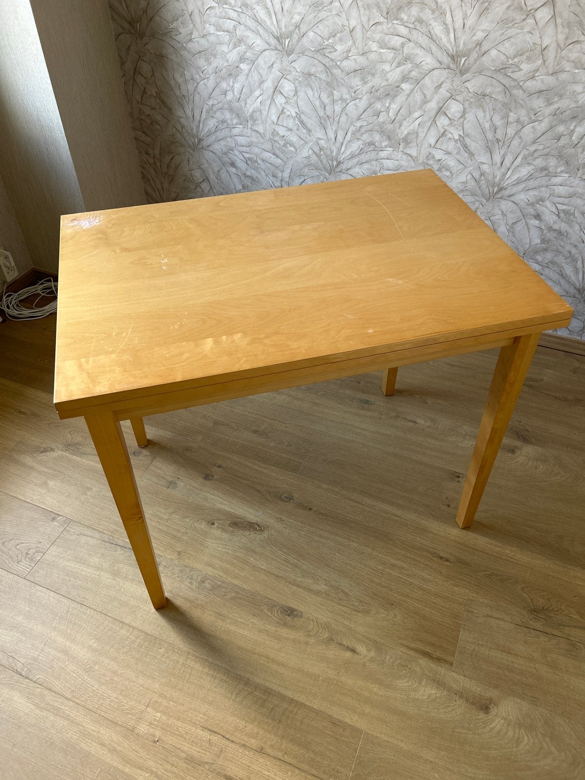 Uitschuifbare eettafel van licht hout
