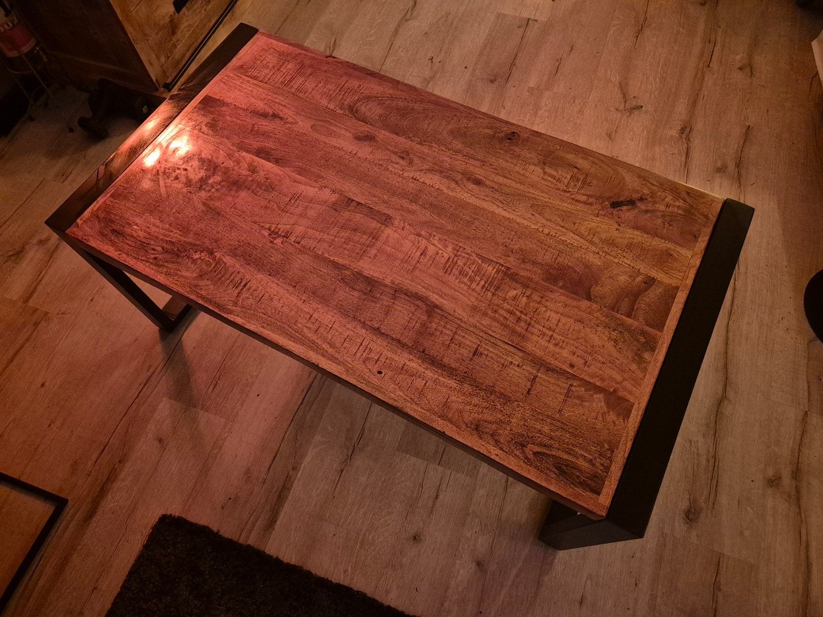 Salontafel van mangohout en metaal, Huis en Inrichting, Tafels | Salontafels, Overige houtsoorten, Gebruikt, 100 tot 150 cm, Industrieel