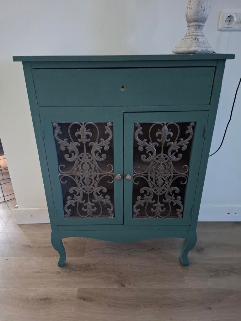 Vintage groen kastje met sierlijke metalen deuren, Antiek en Kunst, Antiek | Meubels | Kasten, Ophalen